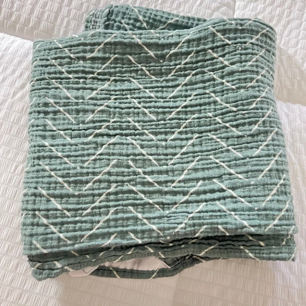 Itzy Ritzy Swaddle Blanket Baby‎ 42x42 Green Chevron Muslin Cotton Nursing Loop